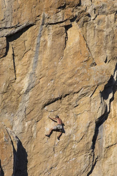 Cliffhanger.Rock escalador para subir a parede . — Fotografia de Stock
