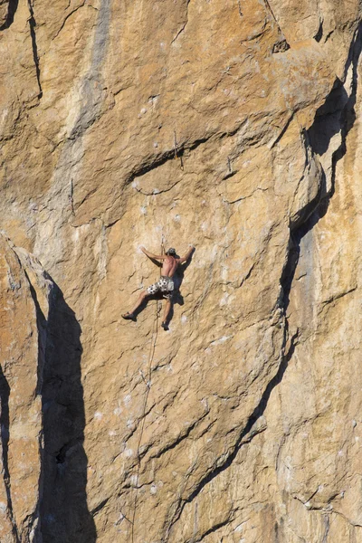 Cliffhanger.Rock escalador para subir a parede . — Fotografia de Stock