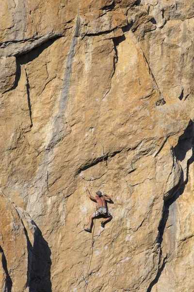 Cliffhanger.Rock horolezec k lezení na stěnu. — Stock fotografie