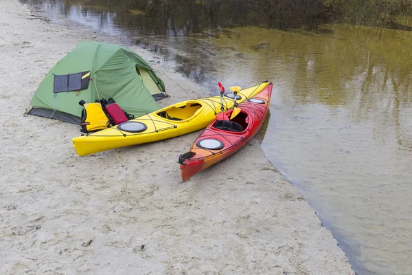 Kajakozás a riveren. A strand Camping. — Stock Fotó