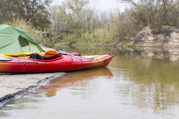 Spływy kajakowe na rzece. Camping na plaży. — Zdjęcie stockowe