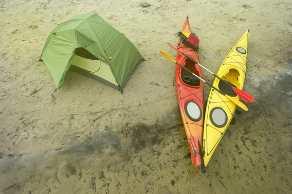 Kajakfahren auf dem Fluss. Zelten am Strand. — Stockfoto