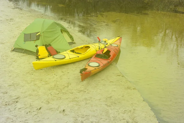 Kayak en el río.Camping en la playa . — Foto de Stock