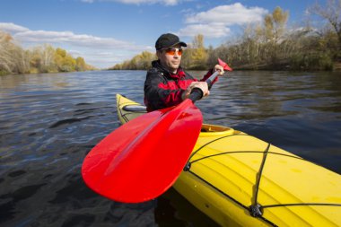 Nehir kayağı. Kumsalda kamp.