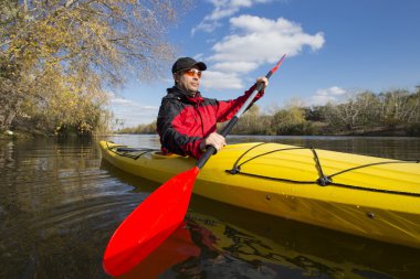 Nehir kayağı. Kumsalda kamp.