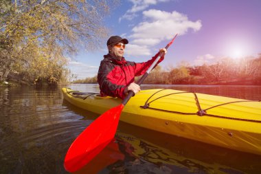Nehir kayağı. Kumsalda kamp.