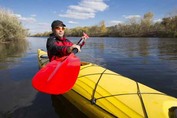 Kayak sul river.Campeggio sulla spiaggia . — Foto Stock