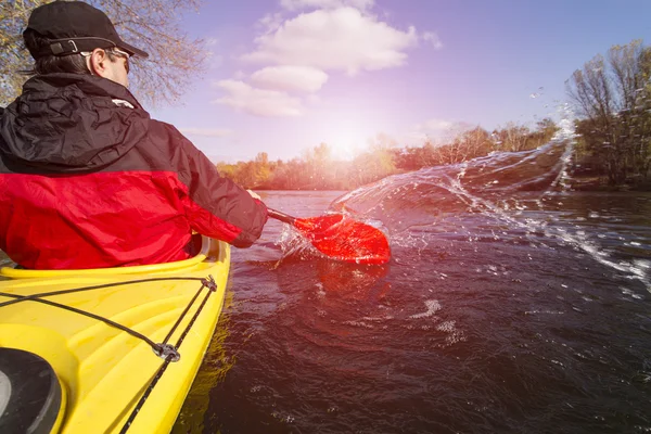 Kayak sur la rivière.Camping sur la plage . — Photo