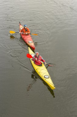 Nehir kayağı. Kumsalda kamp.