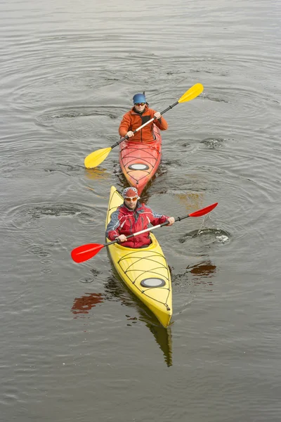 Kajakfahren auf dem Fluss. Zelten am Strand. — Stockfoto