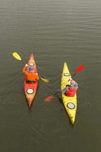 Kajakfahren auf dem Fluss. Zelten am Strand. — Stockfoto