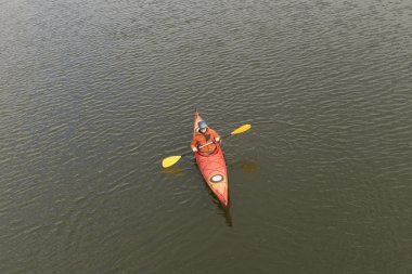 Nehirde kayak yaparken.