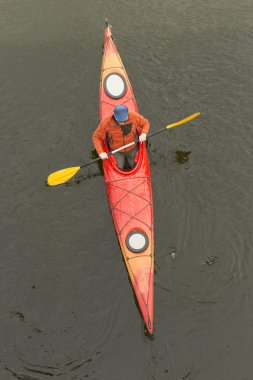 Nehirde kayak yaparken.