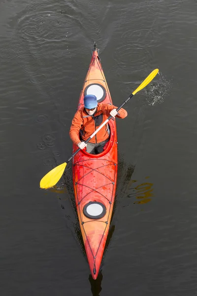 Kajakpaddling på ån. — Stockfoto