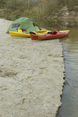 Nehirde kayak yaparken.