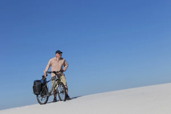 Reizen door de woestijn. — Stockfoto