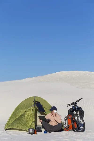 Viajar por el desierto . — Foto de Stock