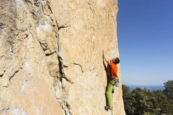 Cliffhanger.Rock mászó mászni a falon. — Stock Fotó