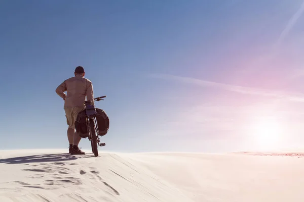 Perjalanan melalui padang pasir . — Stok Foto