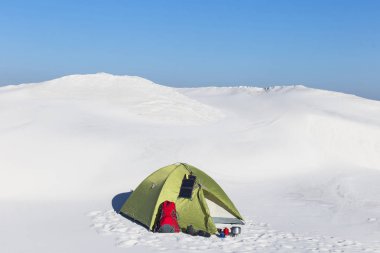 Çadır kış dağlar.