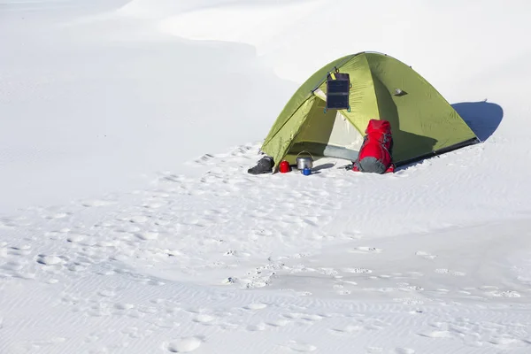 Tenda montanhas de inverno . — Fotografia de Stock