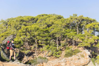 Yaz yürüyüşü dağlarda.