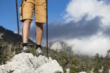 Yaz yürüyüşü dağlarda.