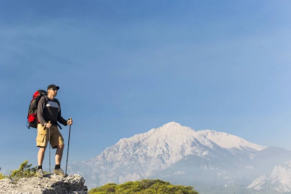 Senderismo de verano en las montañas. — Foto de Stock