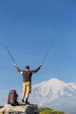 Yaz yürüyüşü dağlarda.