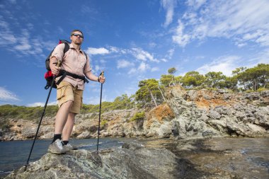 Yaz yürüyüşü dağlarda.
