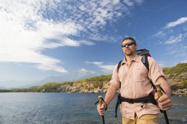 Yaz yürüyüşü dağlarda.