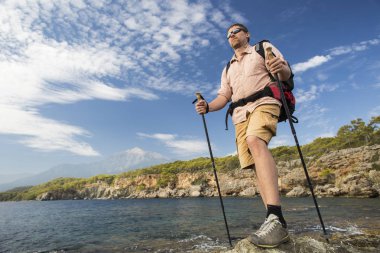 Yaz yürüyüşü dağlarda.