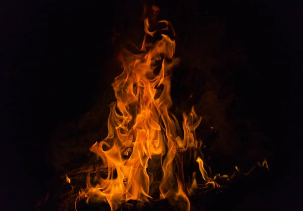 Llama de fuego. Ilustración de llama de fuego ardiente realista sobre fondo negro . — Foto de Stock