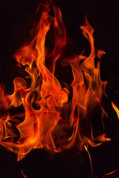 Fiamme di fuoco.Illustrazione della fiamma di fuoco bruciante realistica su sfondo nero . — Foto Stock