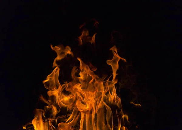 Flammes de feu.Illustration de la flamme de feu brûlante réaliste sur fond noir . — Photo