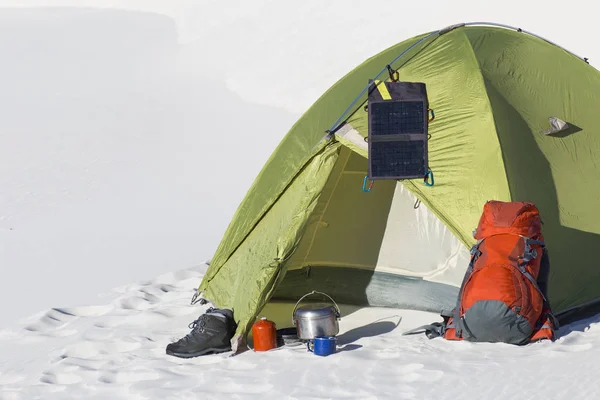 Caminhadas de inverno.Tenda verde nas montanhas de inverno no dia ensolarado . — Fotografia de Stock