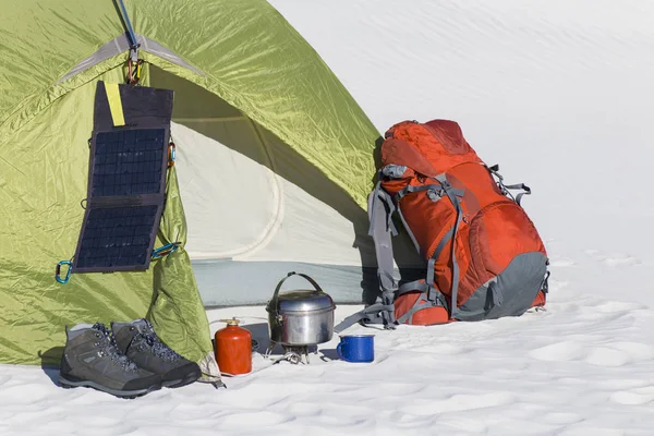 Winterwandelingen. Groene tent in winter bergen op zonnige dag. — Stockfoto