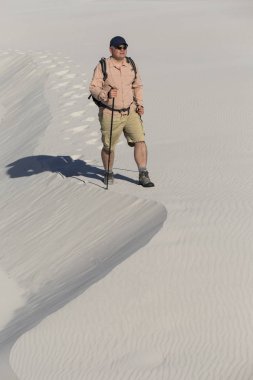 Yaz yürüyüşü dağlarda.