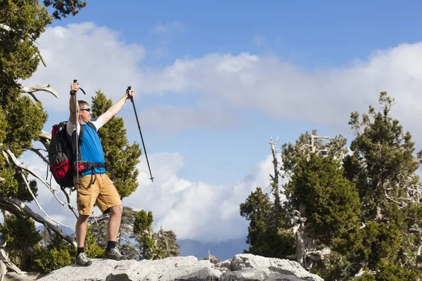 Escursioni estive in montagna. — Foto Stock