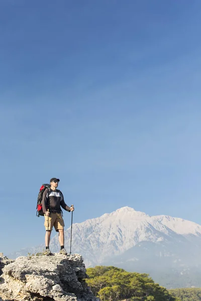 Senderismo de verano en las montañas. — Foto de Stock