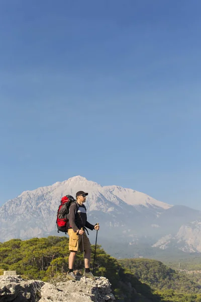 Zomerwandelingen in de bergen. — Stockfoto