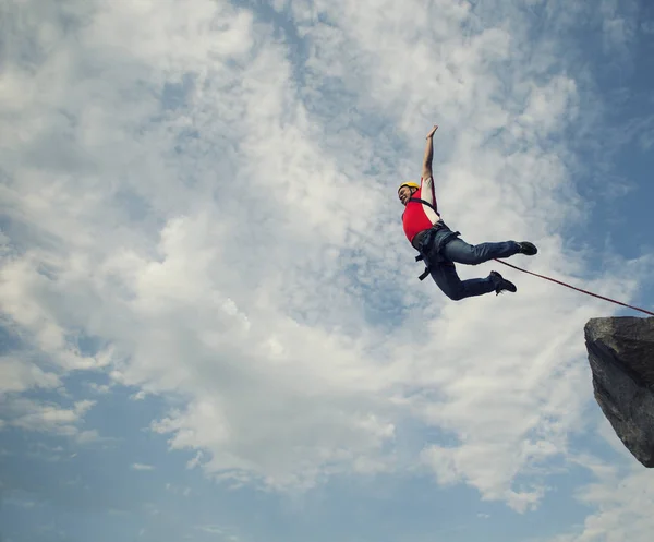 Jump off a cliff.Jump off a cliff into a canyon with a rope. — Stock Photo, Image