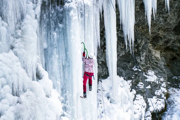 Arrampicata su ghiaccio.arrampicata su ghiaccio nel Caucaso settentrionale . — Foto Stock