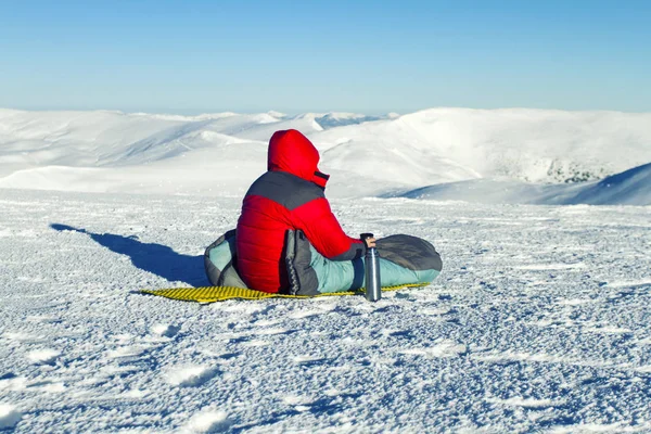 Caminhadas de inverno.Caminhadas de inverno nas montanhas em sapatos de neve com mochila e tenda . — Fotografia de Stock