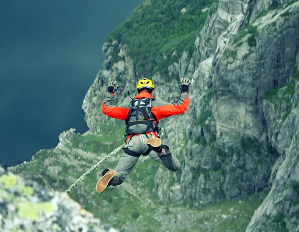 Um homem salta de um penhasco para o abismo . — Fotografia de Stock