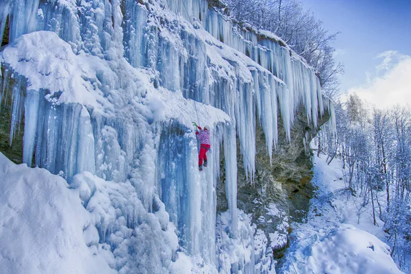 IJsklimmen in de noordelijke Kaukasus. — Stockfoto