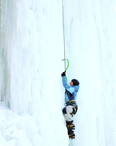 Escalade de glace dans le Caucase du Nord . — Photo