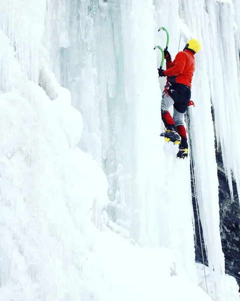 Arrampicata su ghiaccio nel Caucaso settentrionale . — Foto Stock