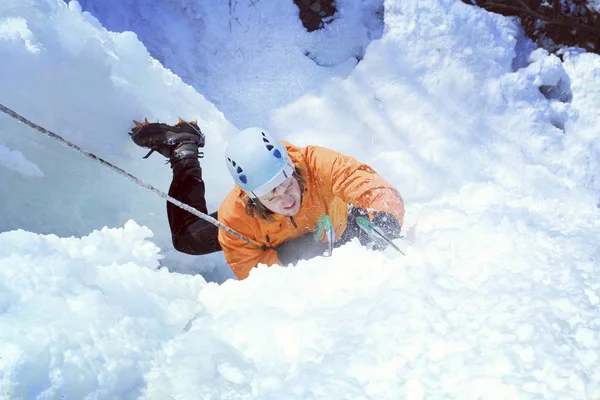 Arrampicata su ghiaccio nel Caucaso settentrionale . — Foto Stock
