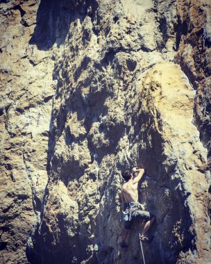 Dağcı. Sonraki el için ulaşan dağcı tutun, Joshua Tree National Park.